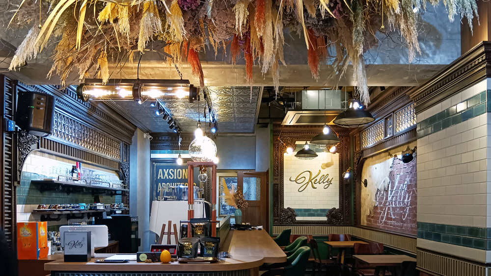 レンガと木目が調和するKellyの店内